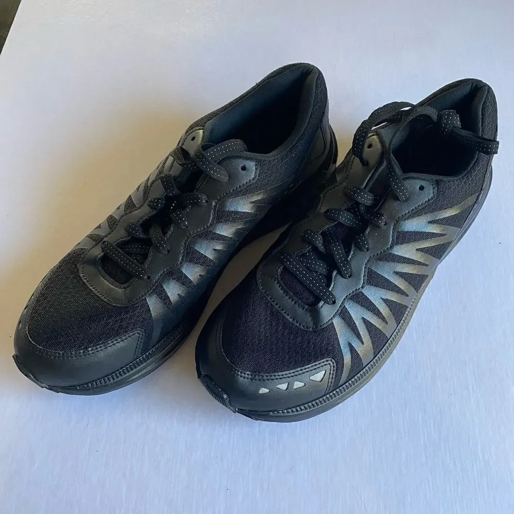 SAS Men’s Pursuit Black on Black Sneakers with Vibram Sole Size 9.5 NWOT.